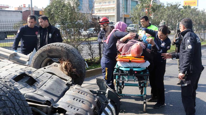Antalya'da feci kaza! Direksiyon hakimiyetini kaybedince palmiyelere çarpıp takla attı, metal yığınının içinde sıkışıp kaldı