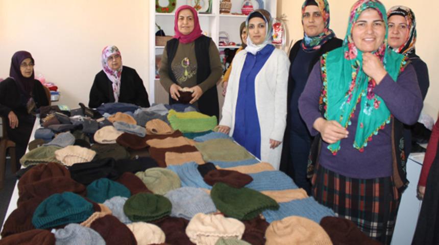 Hataylı kadınlar Mehmetçiğe atkı ve bere örüyor