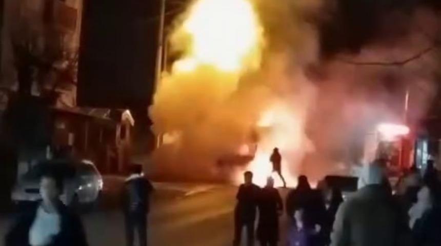 Arızalanan minibüs alev topuna döndü, geriye demir yığınları kaldı