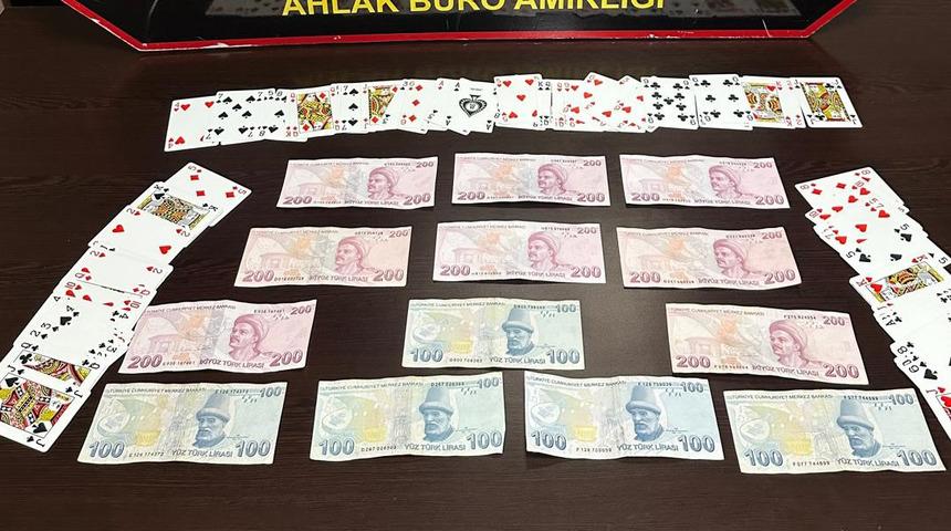 Kocaeli'de kahvehanede kumar oynayan 4 kişiye 36 bin lira para cezası!