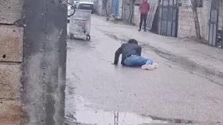 Sokaktaki şahıs, uyuşturucunun etkisiyle yığılıp kaldı