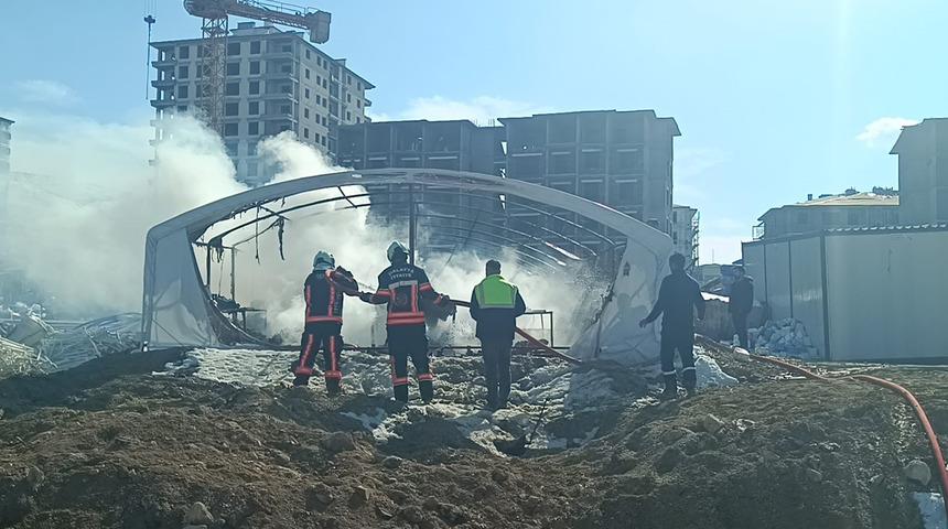 Malatya’nın Battalgazi ilçesinde çadır depoda yangın paniği! İtfaiye ekipleri alevleri kontrol altına aldı, büyük çapta maddi hasar meydana geldi