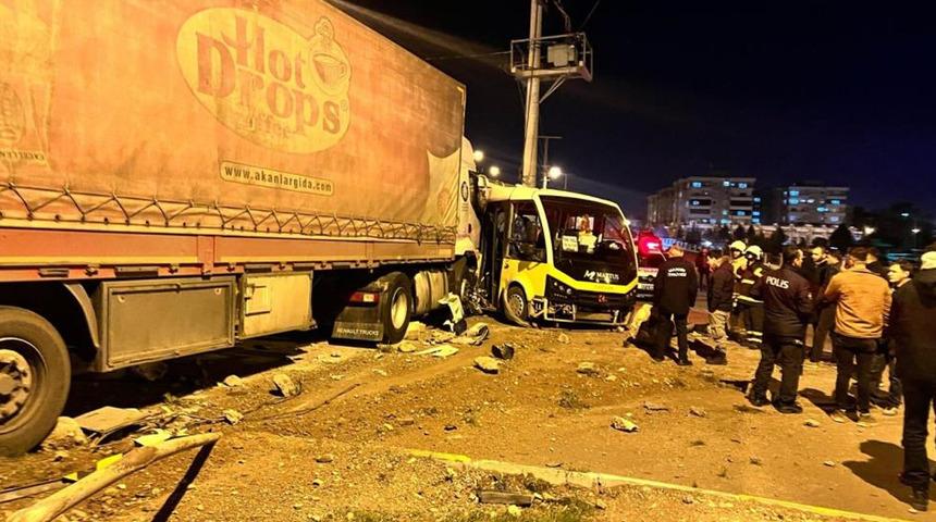 Mardin'de tır ile minibüsün çarpıştığı kazada 4 kişi yaralandı