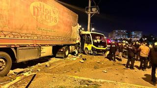 Mardin'de tır ile minibüsün çarpıştığı kazada 4 kişi yaralandı