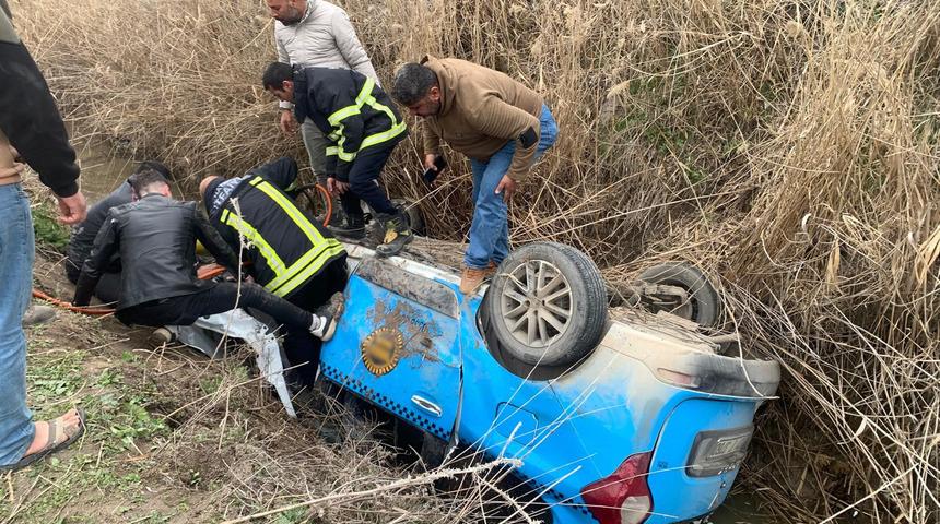 Hatay'da taksi, sulama kanalına devrildi: Sürücü hayatını kaybetti