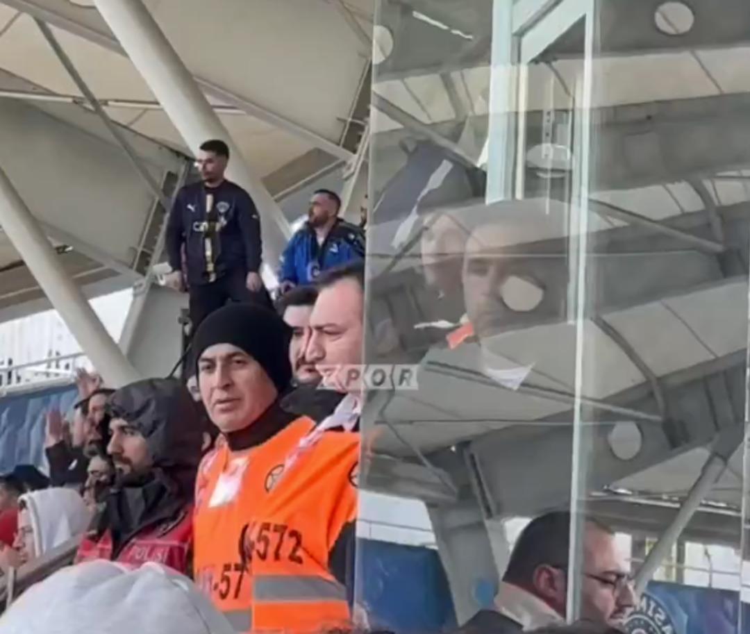 Kasımpaşa Galatasaray maçını cezası nedeniyle tribünden takip ediyordu! Okan Buruk o karar sonrası çılgına döndü... Oturduğu yerden kalktı ve hakeme bağırdı! 2
