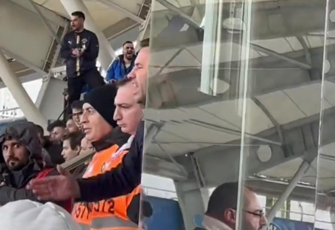 Kasımpaşa Galatasaray ma&ccedil;ını cezası nedeniyle trib&uuml;nden takip ediyordu! Okan Buruk o karar sonrası &ccedil;ılgına d&ouml;nd&uuml;... Oturduğu yerden kalktı ve hakeme bağırdı!