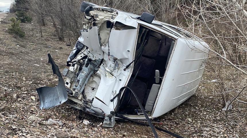 Kastamonu'da feci olay! Sürücü direksiyon hakimiyetini kaybetti, minibüs şarampole devrildi