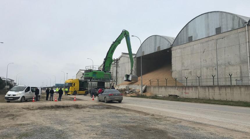 Sakarya'da tahıl ambarının duvarı çöktü! Cadde, araç ve yaya trafiğine kapatıldı