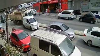 Yer: Avcılar! Aniden duran otomobile çarpmamak isterken 4 araca çarptı: O anlar kamerada