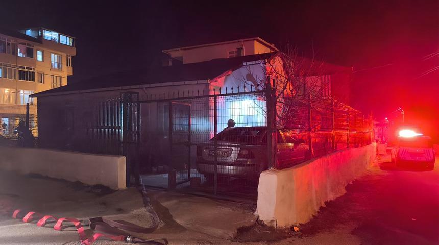 İftar için komşusuna gitti, döndüğünde evini alevler içinde buldu! Yangını görünce fenalık geçirdi