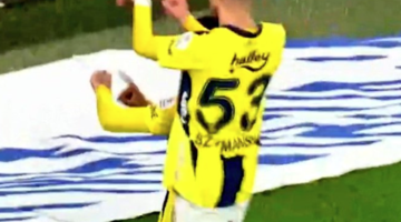 Fenerbahçe'yi Antalyaspor karşısında 9. dakikada öne geçirdi gol sevinciyle gündem yarattı! Mert Müldür'den Okan Buruk'a gönderme