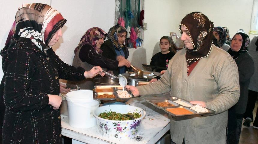 Bu köyde 5 yıldır tek iftar sofrası kuruluyor! "Kimse evinde yemek yemiyor"