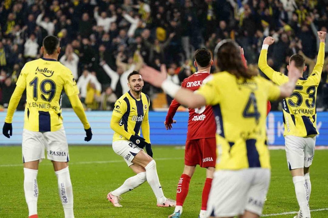 Fenerbahçe fırsatı kaçırmadı Galatasaray a bir adım daha yaklaştı! Sarı-Lacivertliler Antalyaspor a 3 golle geçti, 19 yıl sonra bir ilk yaşandı 1