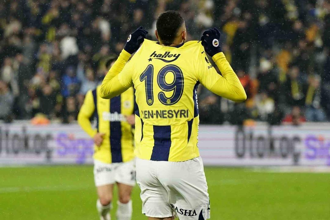 Fenerbahçe fırsatı kaçırmadı Galatasaray a bir adım daha yaklaştı! Sarı-Lacivertliler Antalyaspor a 3 golle geçti, 19 yıl sonra bir ilk yaşandı 3