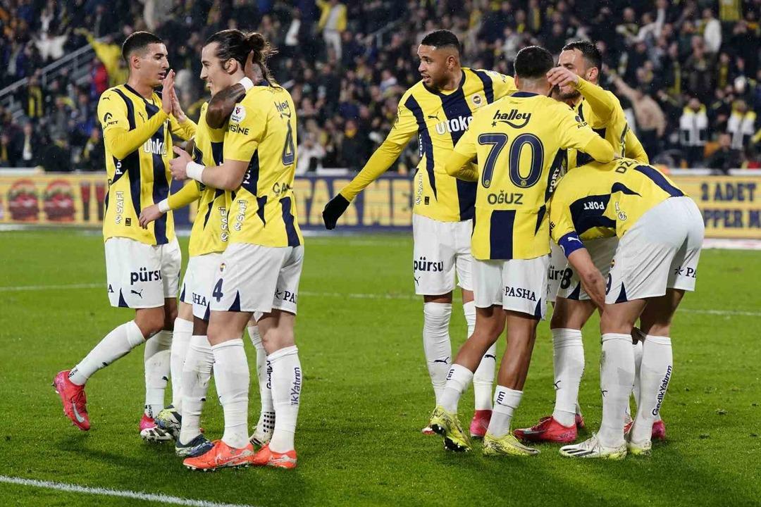 Fenerbahçe fırsatı kaçırmadı Galatasaray a bir adım daha yaklaştı! Sarı-Lacivertliler Antalyaspor a 3 golle geçti, 19 yıl sonra bir ilk yaşandı 5