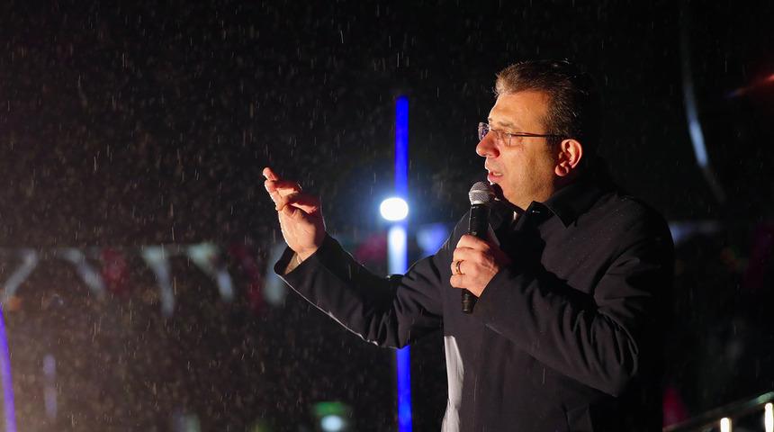 İBB Başkanı İmamoğlu, Beykoz Belediyesi önünde konuştu: 'Bunun adı demokrasi devrimidir'