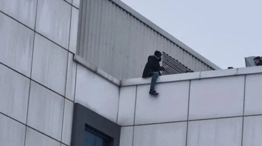 Hastane çatısında intihar girişimi