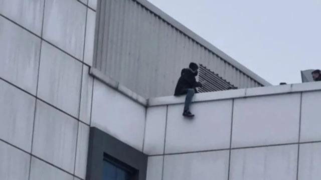 Hastane çatısında intihar girişimi