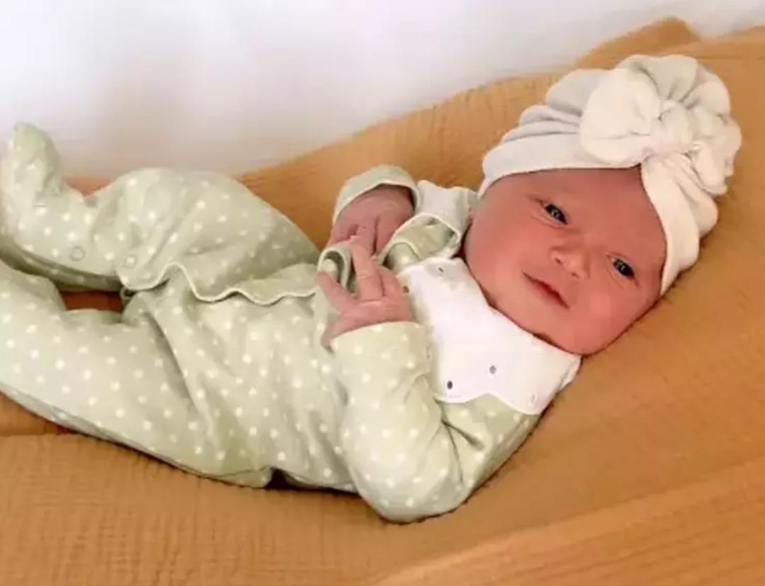 Zeynep Sever kucağında bebeğiyle poz verdi! "Yorgun, uykusuz ama..." 1