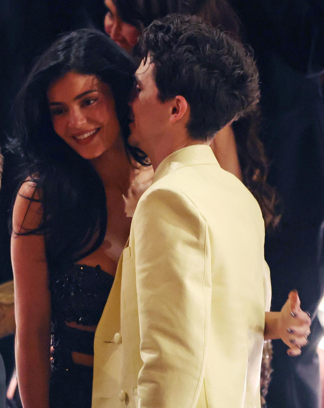 Kylie Jenner, Oscar 2025 te sevgilisi Timothee Chalamet i yine öpmeye doyamadı 2