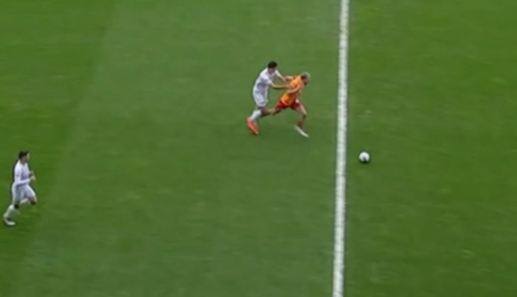 Kasımpaşa-Galatasaray maçının hakemi Cihan Aydın için ne dediler? Tartışılan penaltı pozisyonunda Cuesta kırmızı kart görmeli miydi? İşte beIN Trio yorumları... G1