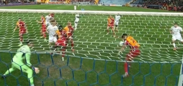 Kasımpaşa-Galatasaray maçının hakemi Cihan Aydın için ne dediler? Tartışılan penaltı pozisyonunda Cuesta kırmızı kart görmeli miydi? İşte beIN Trio yorumları... G4