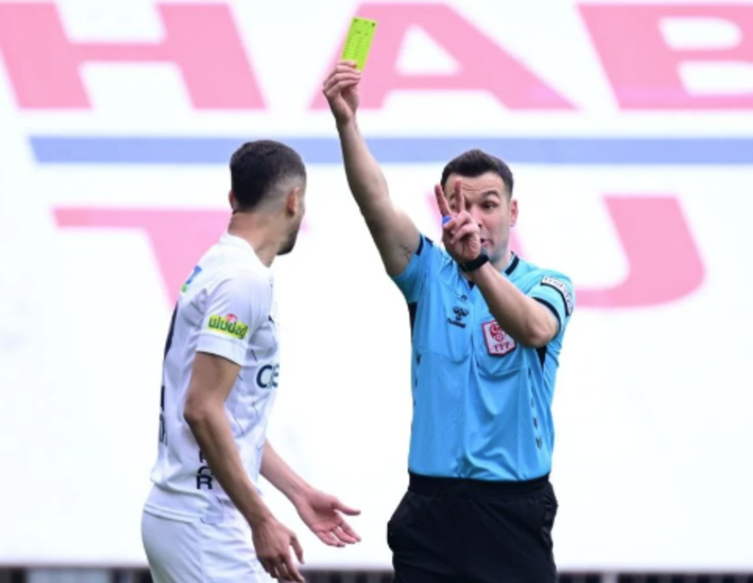 Kasımpaşa-Galatasaray ma&ccedil;ının hakemi Cihan Aydın i&ccedil;in ne dediler? Tartışılan penaltı pozisyonunda Cuesta kırmızı kart g&ouml;rmeli miydi? İşte beIN Trio yorumları...