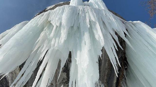 Ağrı'da dondurucu soğuk! Metrelerce buz kütlesi oluştu