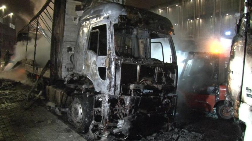 Arnavutköy'de yürekler ağza getiren olay! İki tır yanarak kullanılmaz hale geldi