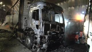 Arnavutköy'de yürekler ağza getiren olay! İki tır yanarak kullanılmaz hale geldi