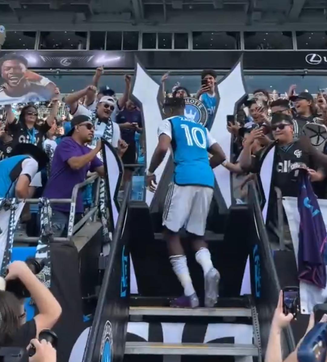 Galatasaray dan kovuldu, ABD de kral oldu! Maç bitti, tahta oturdu... Taraftardan sevgi seli 1