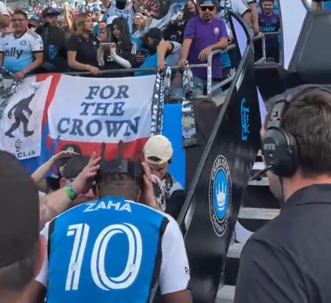 Galatasaray dan kovuldu, ABD de kral oldu! Maç bitti, tahta oturdu... Taraftardan sevgi seli 2