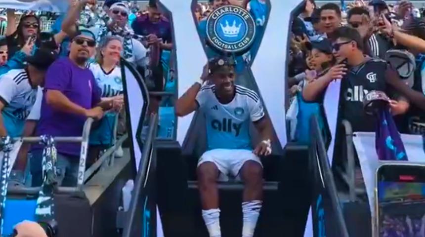 Galatasaray'dan kovuldu, ABD'de kral oldu! Maç bitti, tahta oturdu... Taraftardan sevgi seli