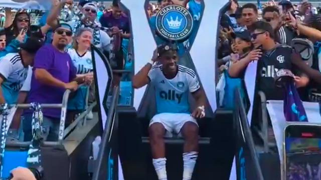 Galatasaray'dan kovuldu, ABD'de kral oldu! Maç bitti, tahta oturdu... Taraftardan sevgi seli