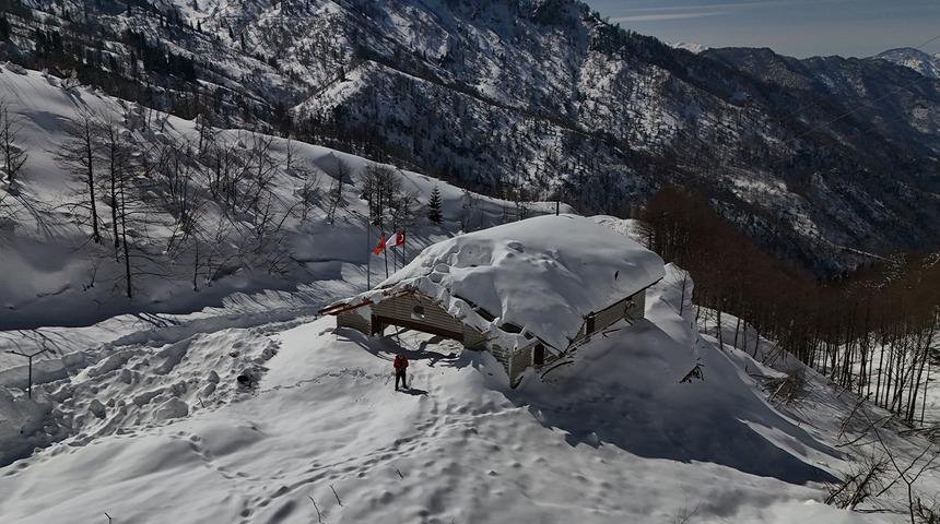 Çığın düştüğü Artvin Macahel'de hasar tespit çalışması başlatıldı! 3 metre kar altında kalan iş makineleri kaybolmuştu: Tahribat havadan görüntülendi