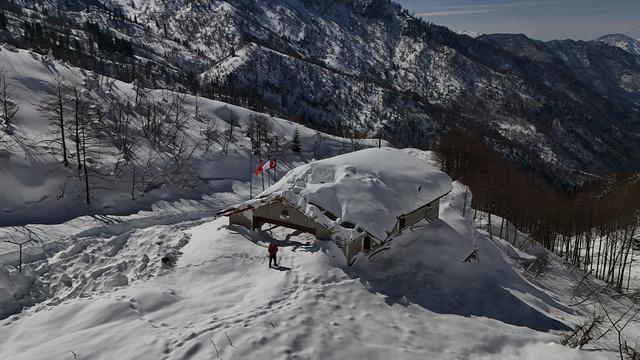 Çığın düştüğü Artvin Macahel'de hasar tespit çalışması başlatıldı! 3 metre kar altında kalan iş makineleri kaybolmuştu: Tahribat havadan görüntülendi