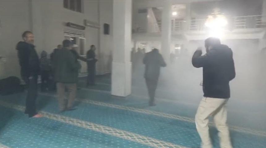 Camide yangın paniği! Teravih namazı yarıda kaldı