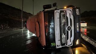 Beton mikseri yola devrildi! Arkadan gelen araç da çarptı: 1 yaralı