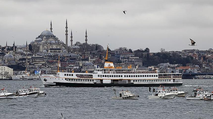 Sarıyer açıklarında tehlike! Makine arızası nedeniyle tekne sürüklendi, Rumeli Feneri'ne yanaştırıldı
