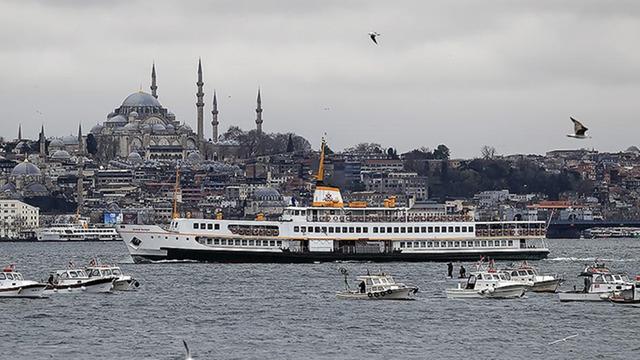 Sarıyer açıklarında tehlike! Makine arızası nedeniyle tekne sürüklendi, Rumeli Feneri'ne yanaştırıldı