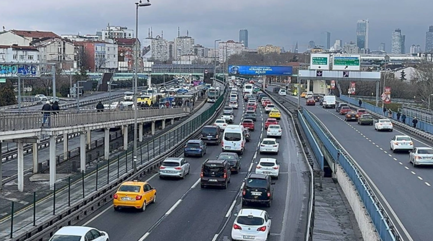 İstanbul'da haftanın ilk iş günü trafik durma noktasına geldi