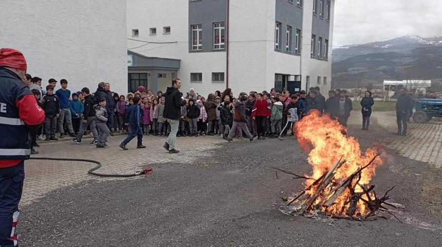 Okullarda yangın eğitimi verildi