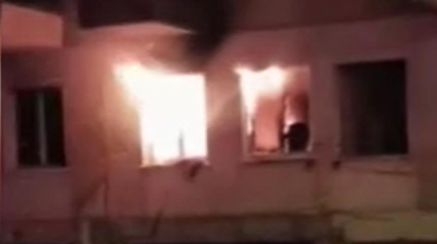 Antalya’da metruk binada yangını itfaiye tarafından söndürüldü