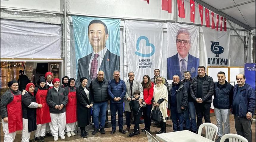 Bandırmada iftar sofraları hareketli geçiyor!  "Bugün iftar çadırımızda sofralarımızı Ticaret Borsamızın desteğiyle bereketlendirdik"