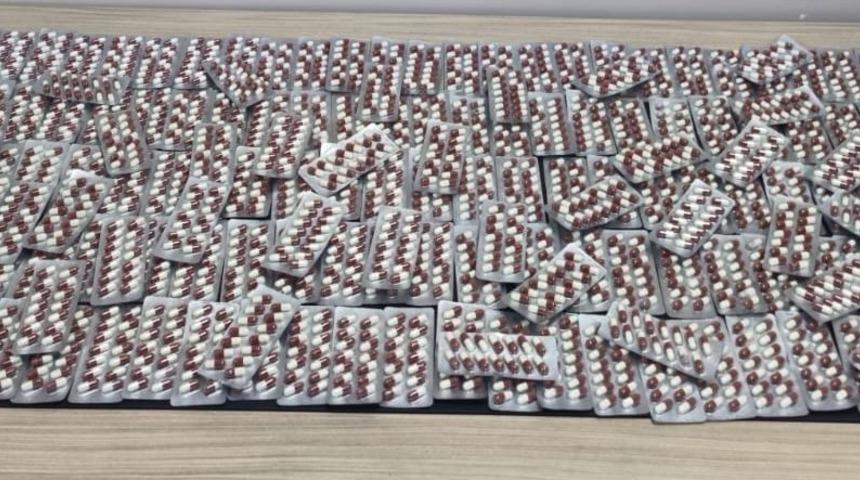 İzmir'de tırda 2 bin 464 kapsül sentetik ecza ele geçirildi