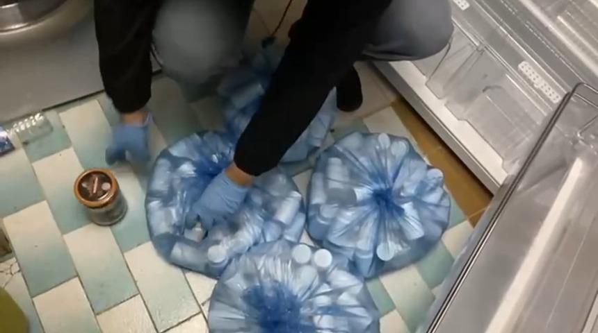 Buzdolabının içine de gizlemişler: Evin her yanından uyuşturucu çıktı 