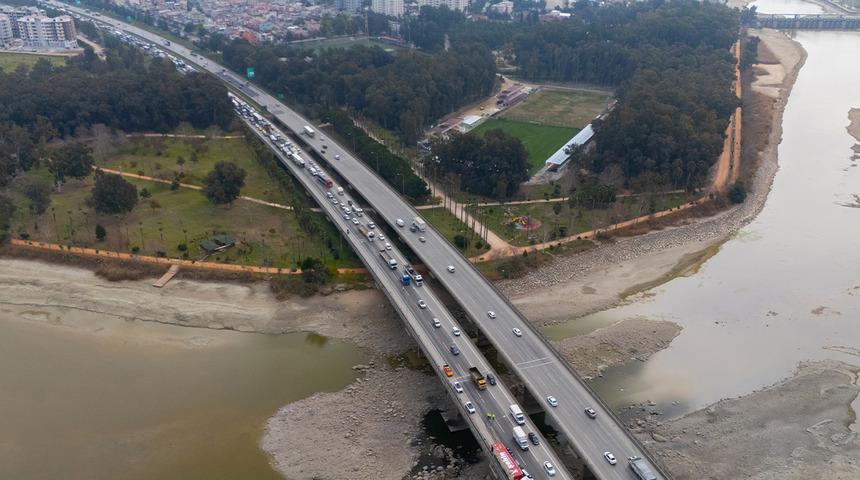 Adana’da otoyolda trafik kitlendi! Meydana gelen tır kazası nedeniyle kilometrelerce kuyruk oluştu