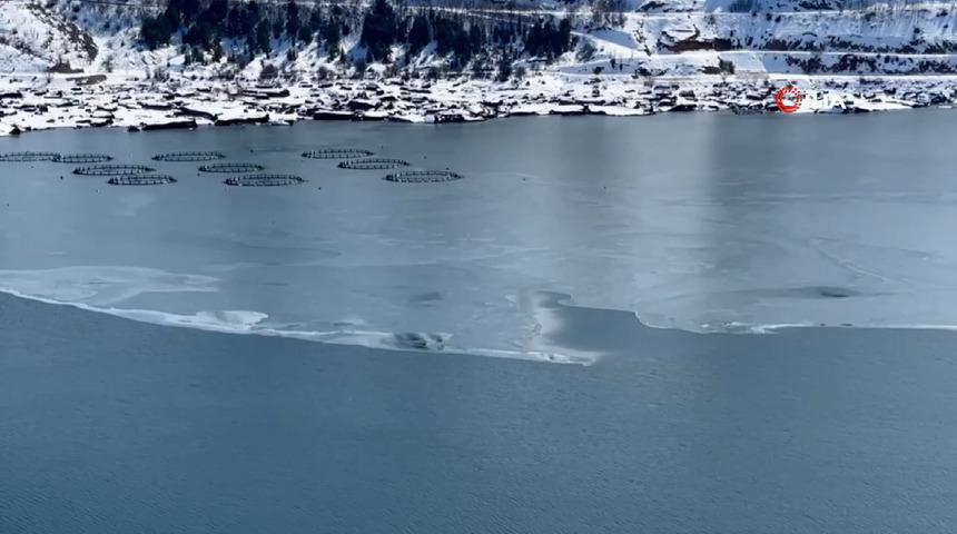 Kartpostallık görüntüler! Adıyaman'da 'yüzen adalar'ın yer aldığı Çat Barajı dondu
