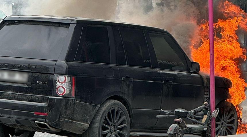 Ataşehir'de panik anları! Park halindeki cipte yangın çıktı